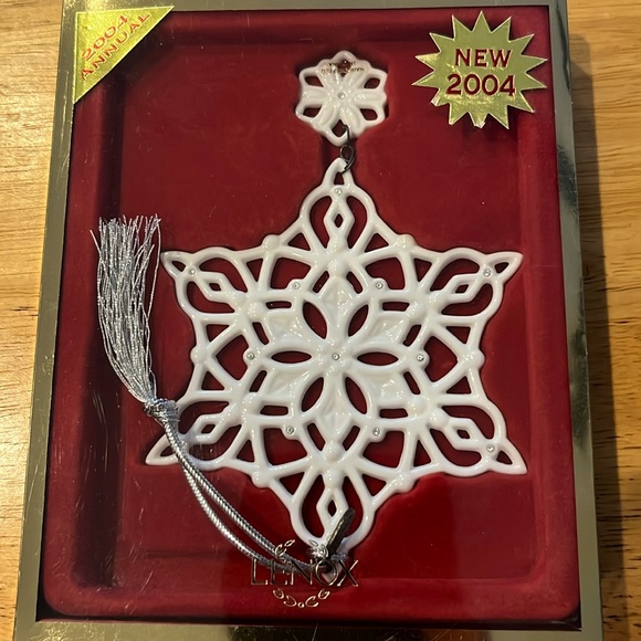 Lenox Snow Fantasies Snowflake ornament 2004 - Picture 1 of 2